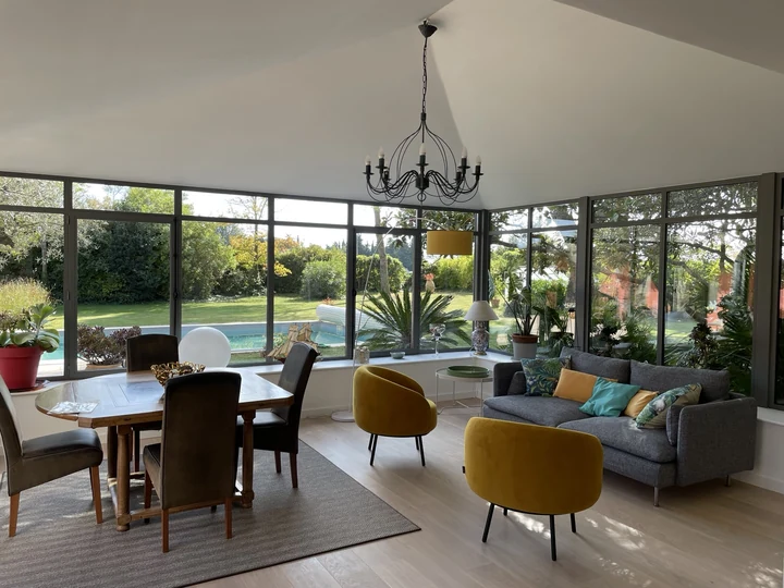 Un salon ouvert sur le jardin