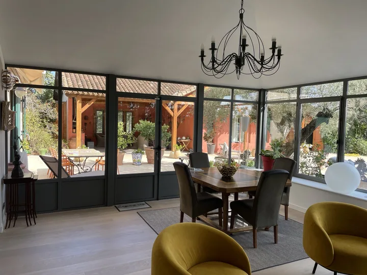 Un salon ouvert sur le jardin — vue 2