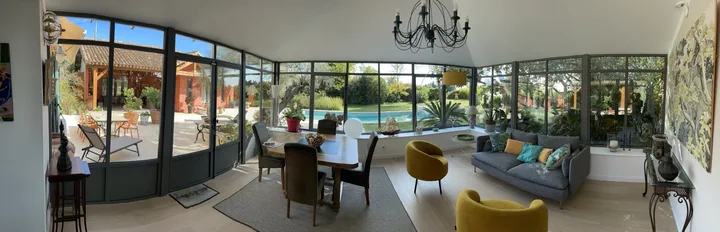 Un salon ouvert sur le jardin — vue 3