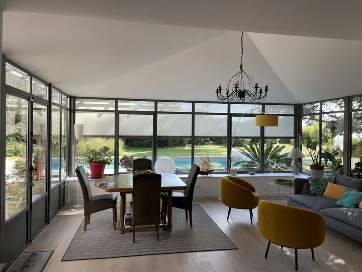 Un salon ouvert sur le jardin — vue 4