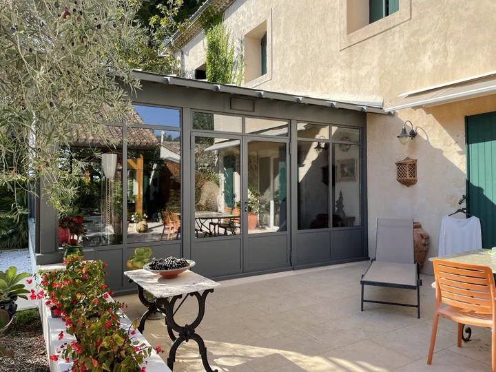 Un salon ouvert sur le jardin — vue 5