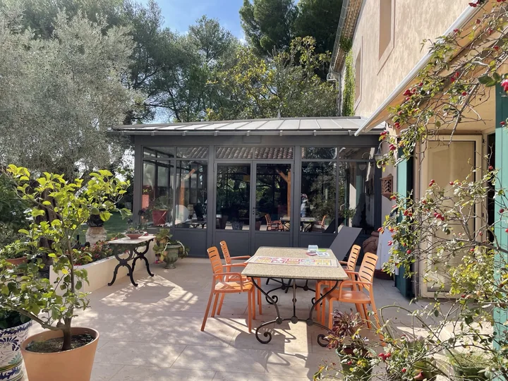 Un salon ouvert sur le jardin — vue 6