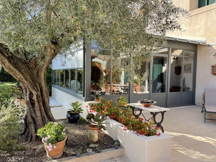 Un salon ouvert sur le jardin — vue 7