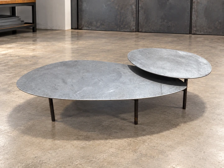 Pièces de mobilier métallique dans l’atelier