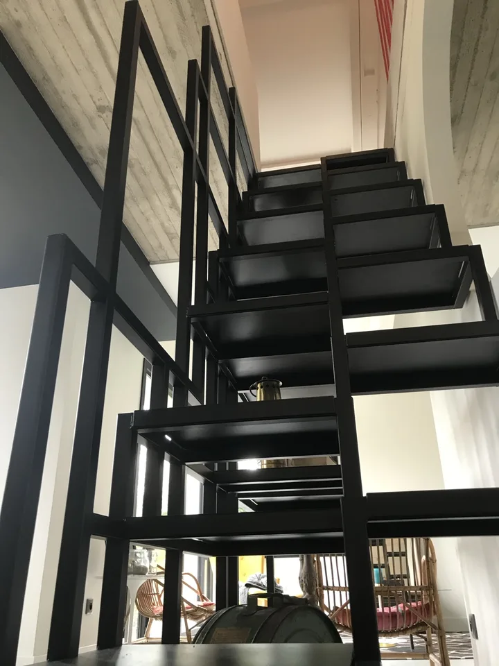 Escalier avec bibliothèque intégrée — vue 1