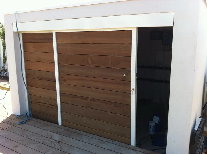 Portes de garage bois & métal — vue 1