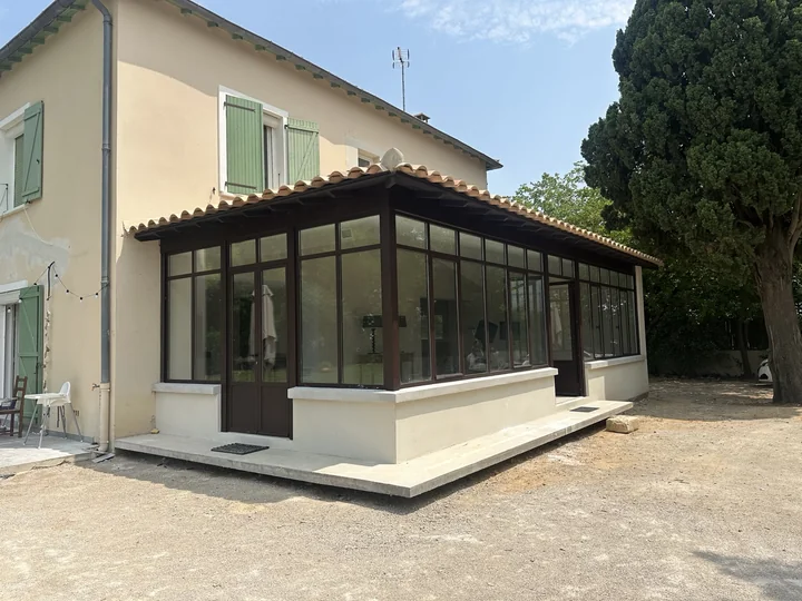 Véranda sur maison ancienne — vue 1
