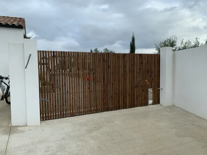 Portail à lames bois — vue 1