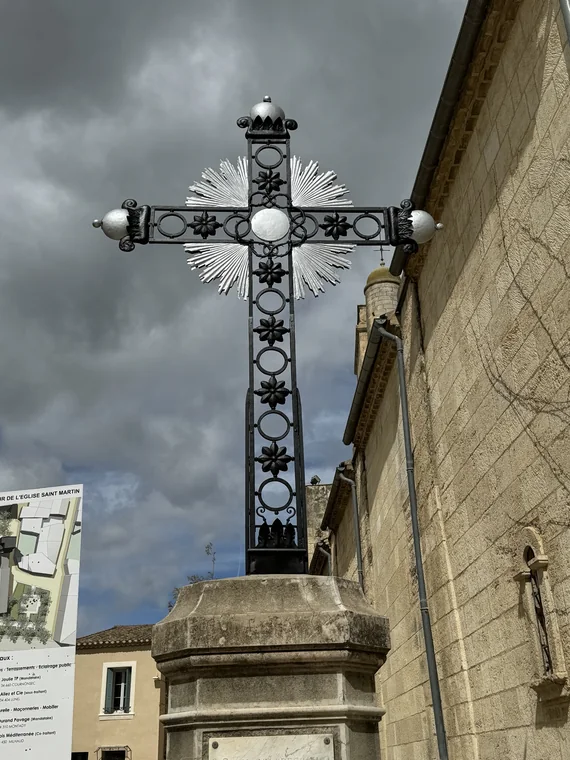 Croix métallique ornementale