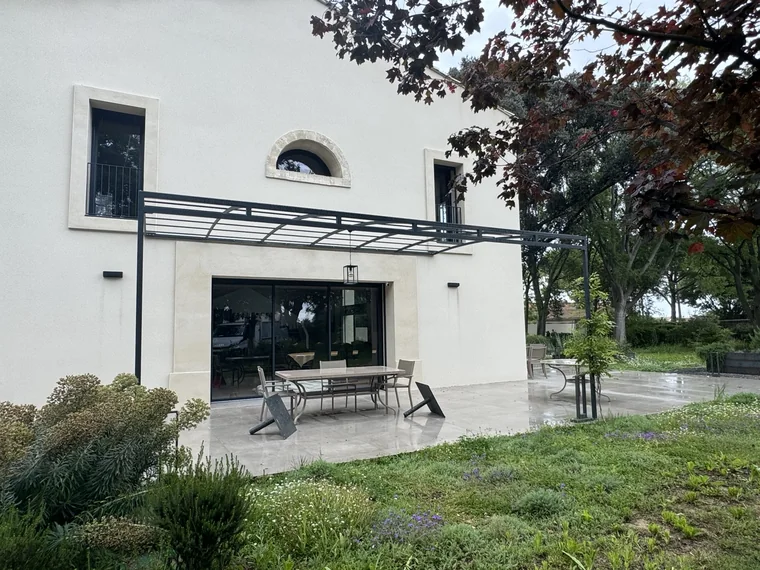 Pergola métallique cintrée