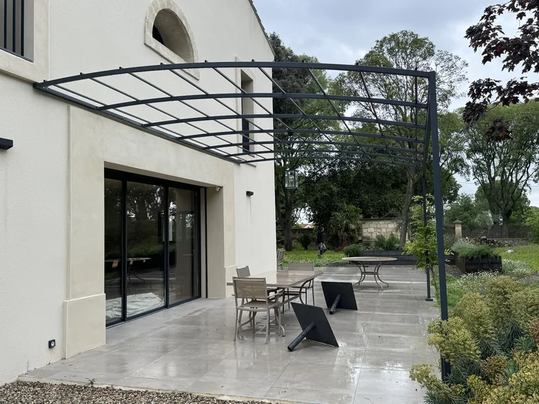 Pergola métallique cintrée — vue 2