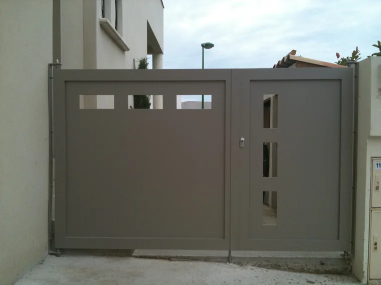 Portail gris ajouré